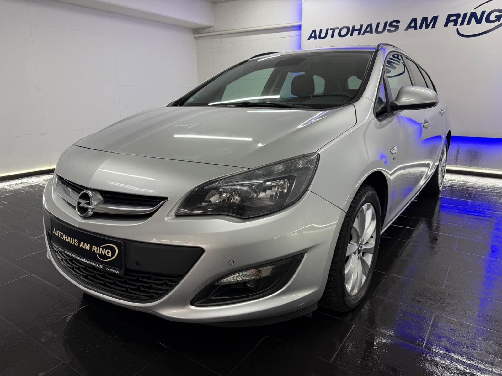 Opel Astra 2014 — rear view