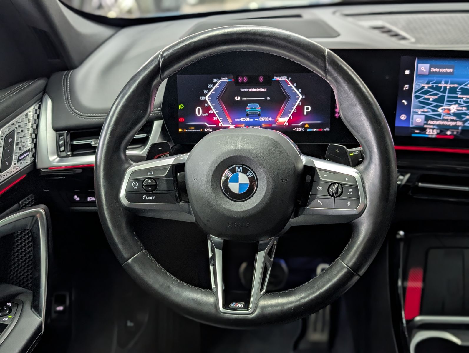 Fahrzeugabbildung BMW X1 20i M Sport Shadow H&K AHK PANO HUD 360° 20"