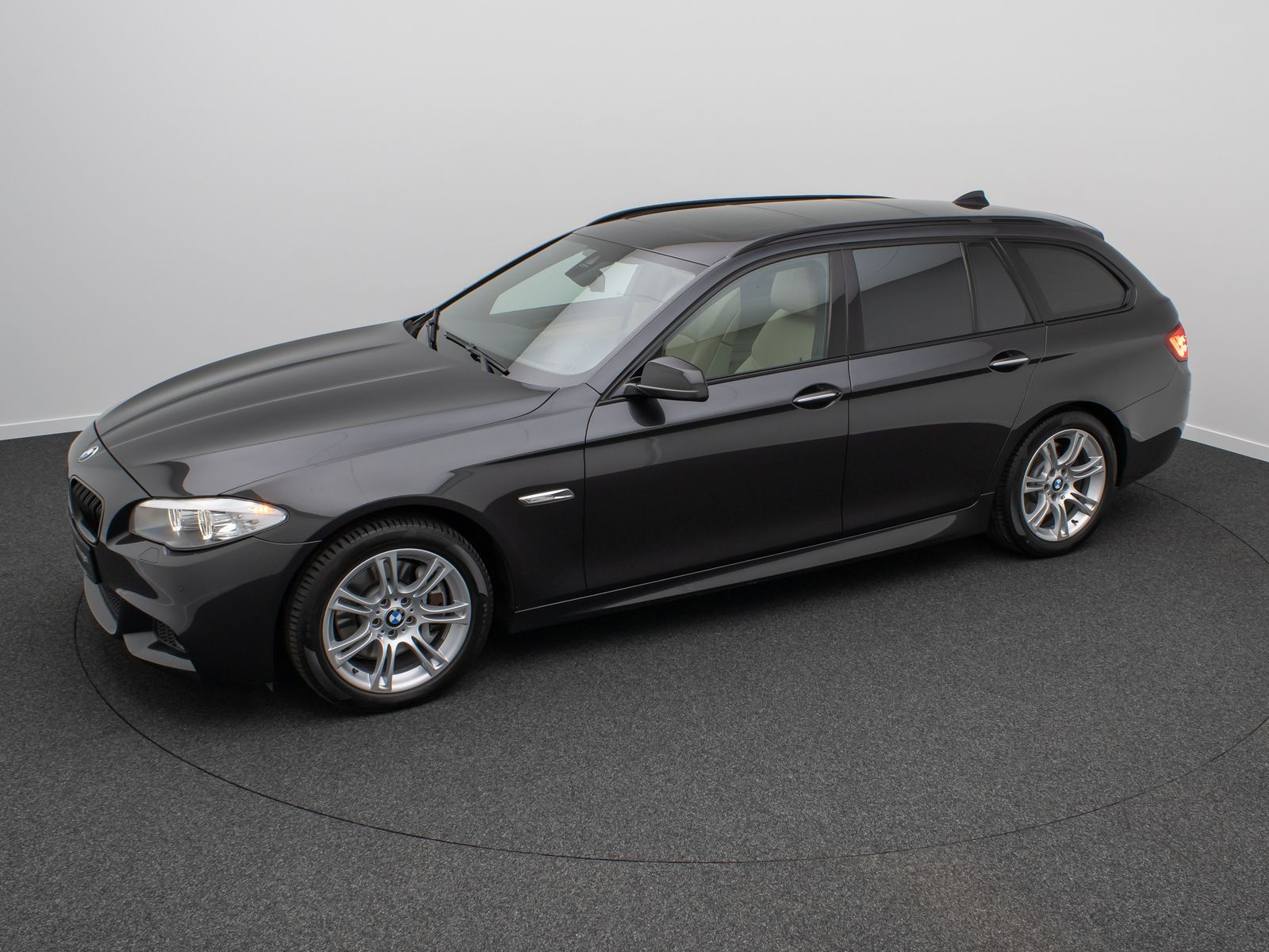 Fahrzeugabbildung BMW 530d xD M Sport Kamera HUD NaviPro Panorama HiFi