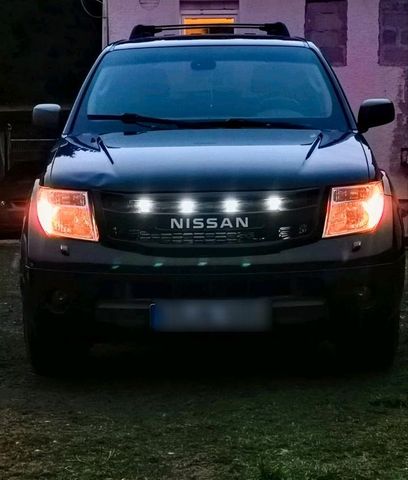 Nissan Pathfinder R51 7sitzer springt nich...