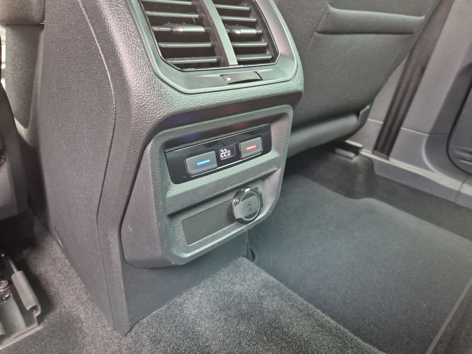 Fahrzeugabbildung Volkswagen Tiguan TSI United DSG LED Navi AID ACC Park-Assi
