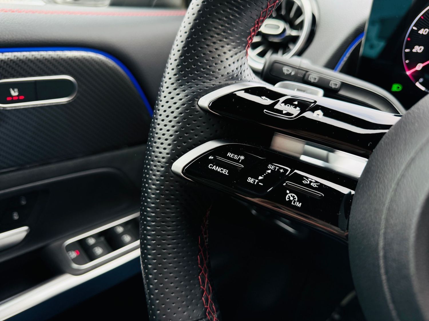 Fahrzeugabbildung Mercedes-Benz GLB 200 d AMG - Distronic, AHK, LED, EDW, RFK, K