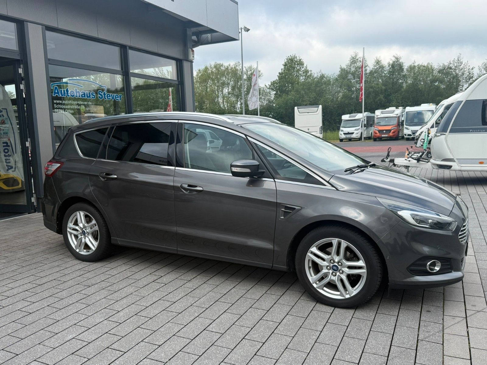 Fahrzeugabbildung Ford S-MAX Titanium 7 Sitzplätze