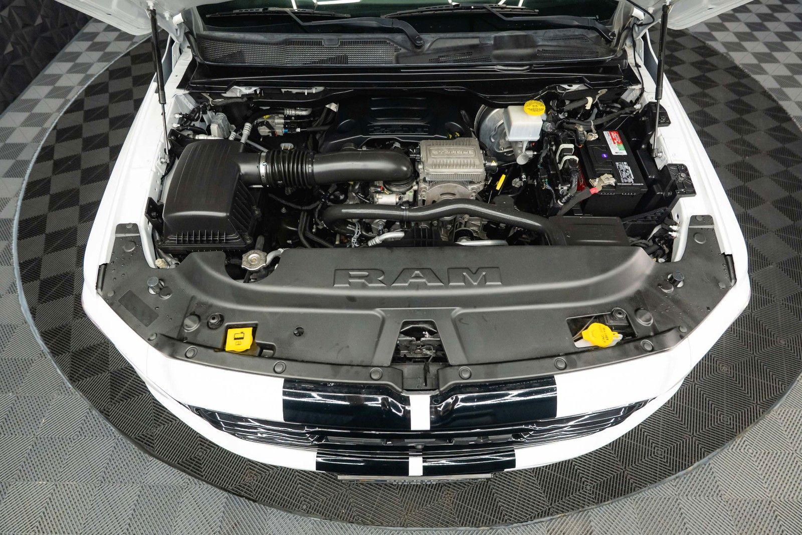 Fahrzeugabbildung Dodge RAM 5.7 V8 HEMI OFFROAD Night Limited 19% LED