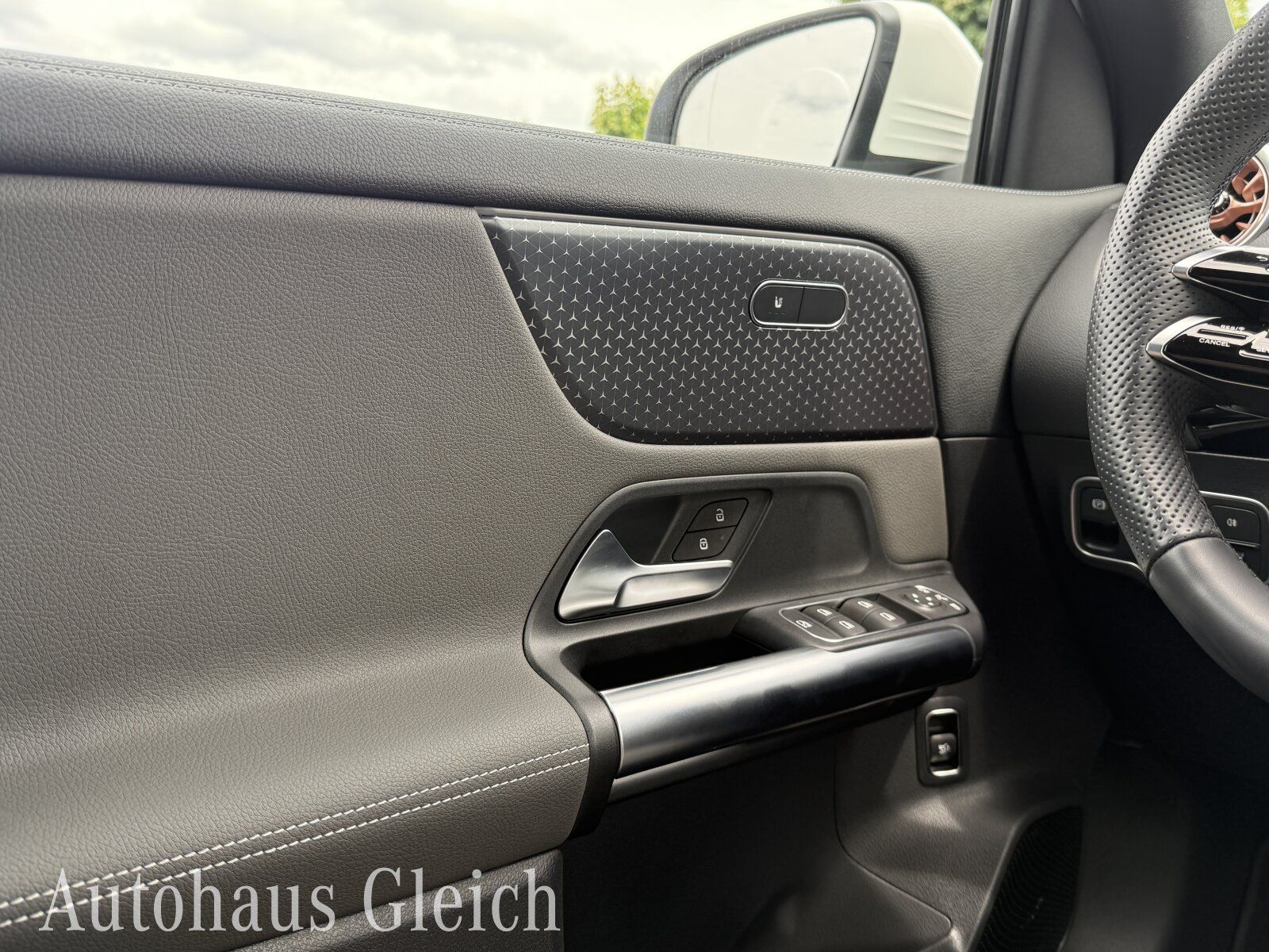 Fahrzeugabbildung Mercedes-Benz EQA 300 Electric Art 4Matic Navi/Distronic/Klima
