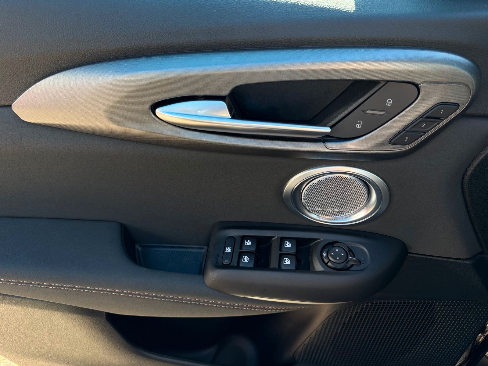 Fahrzeugabbildung Alfa Romeo INTENSA 360° PANORAMA MEMORY NAVI