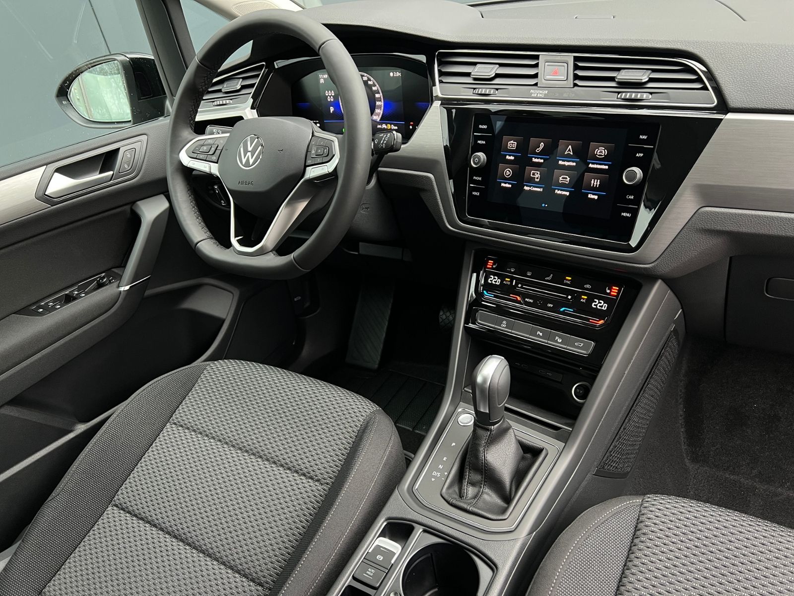 Fahrzeugabbildung Volkswagen Touran Comfortline 1.5 TSI DSG *LED, AHK, 7 Sitz