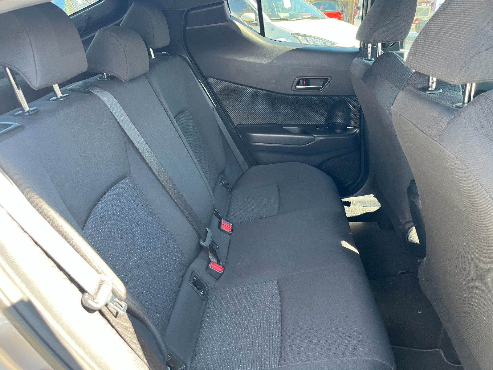 Fahrzeugabbildung Toyota C-HR Hybrid 1,8 Club Automatik inkl. AHK