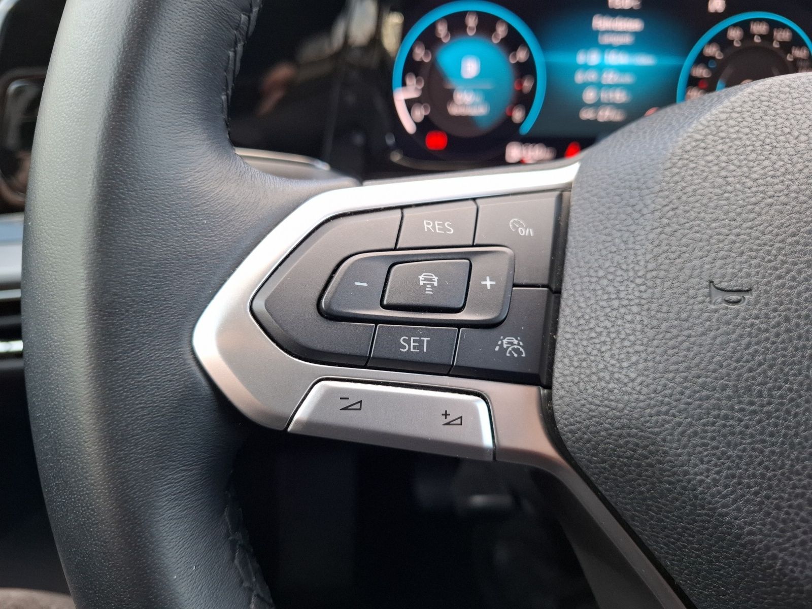 Fahrzeugabbildung Volkswagen Golf VIII TSI Style LEDplus Navi AID HUD ACC RFK