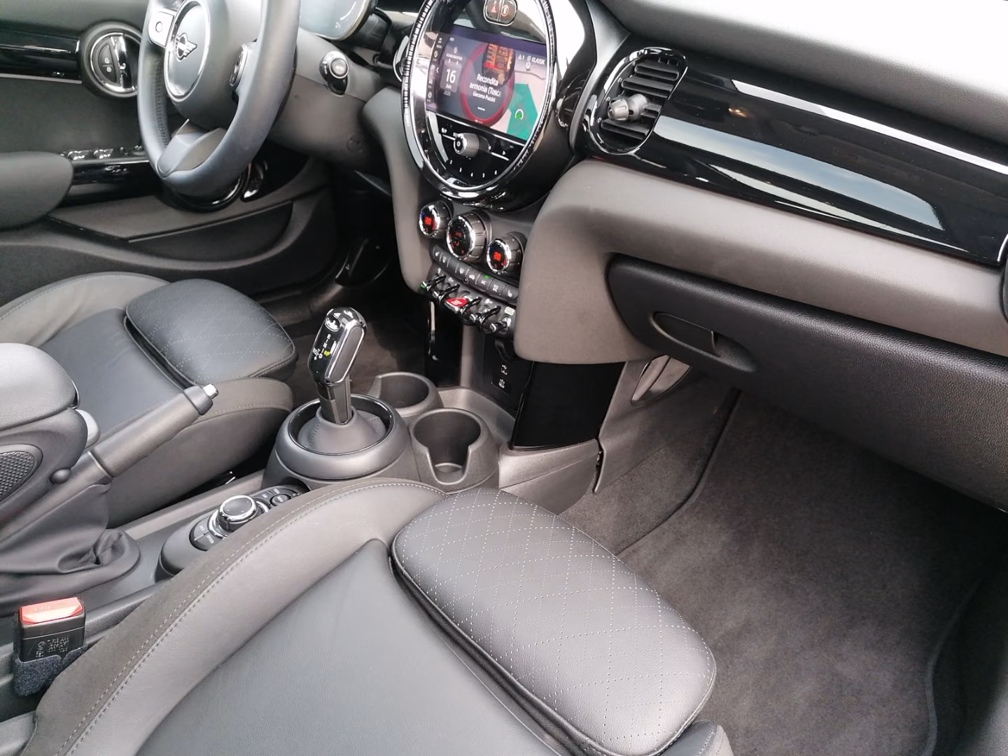 MINI Cooper 5-Türer Classic Trim HUD Panodach Navi Le
