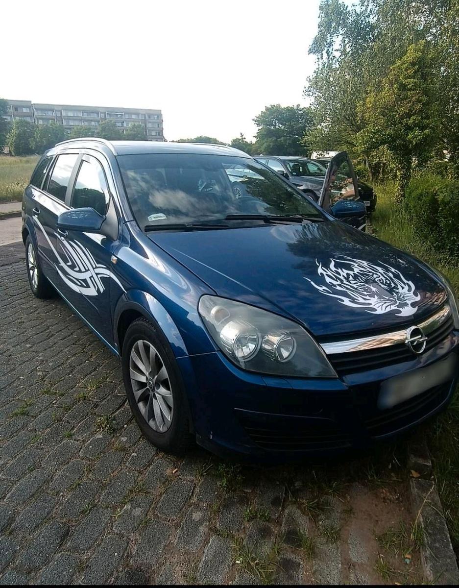 Opel Astra 2005 — rear view