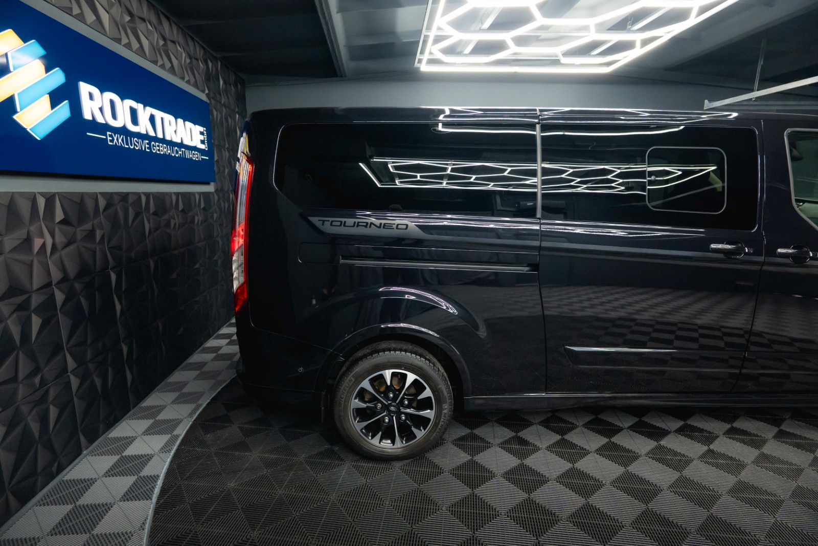 Fahrzeugabbildung Ford Tourneo Custom 320 L2 Sport | 8Sitze | ACC | LED