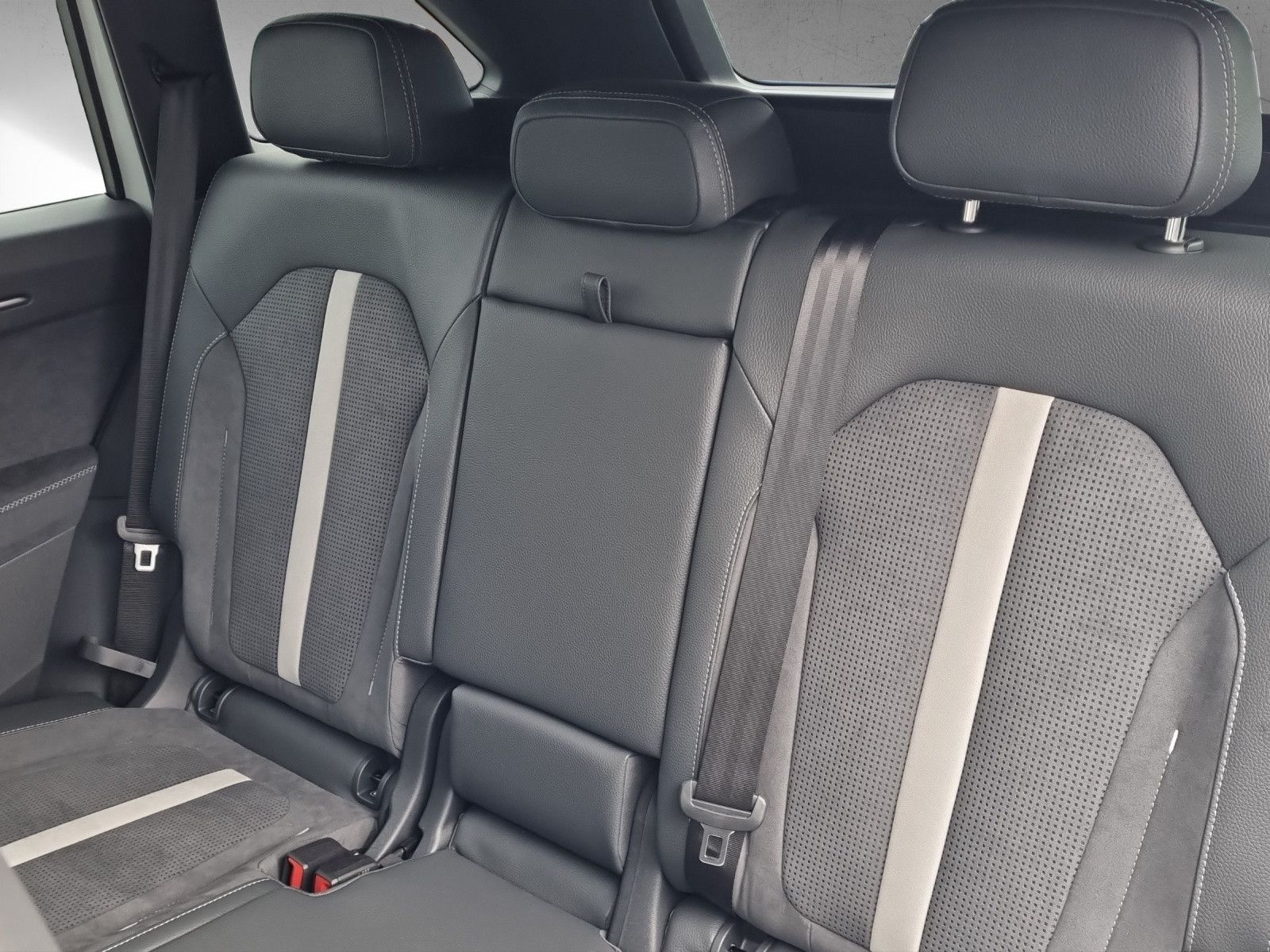 Fahrzeugabbildung SKODA Kodiaq Sportline 2.0 TDI DSG PANO AHK Licht-Info