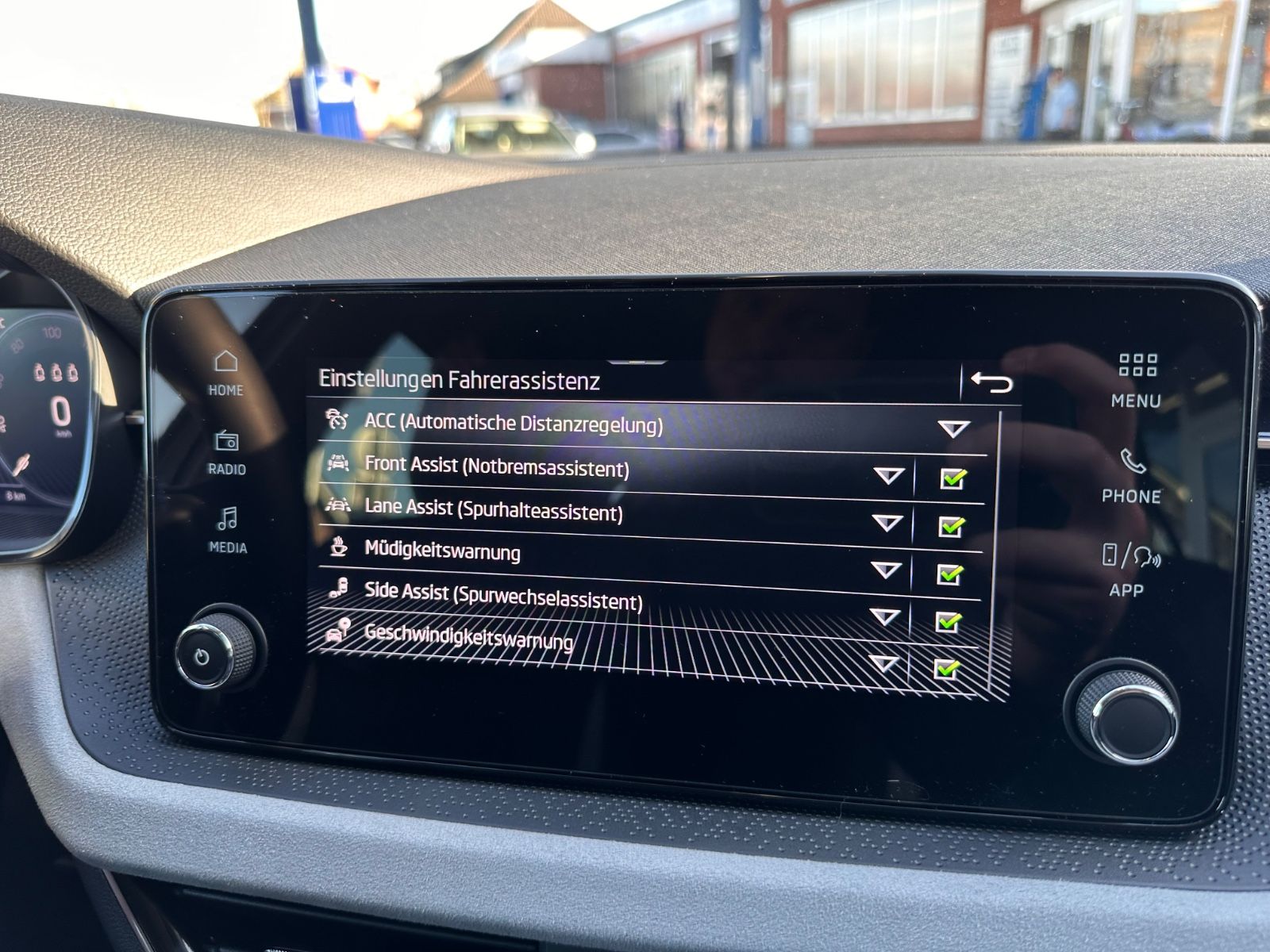 Fahrzeugabbildung SKODA Kamiq Selection 1.0 TSI DSG ACC/LED/PDC/eHeck