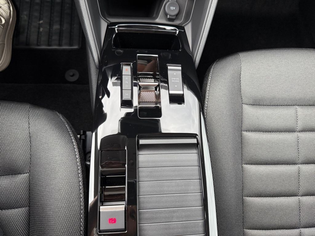 Fahrzeugabbildung Citroën C4 Hybrid 145 COLLECTION