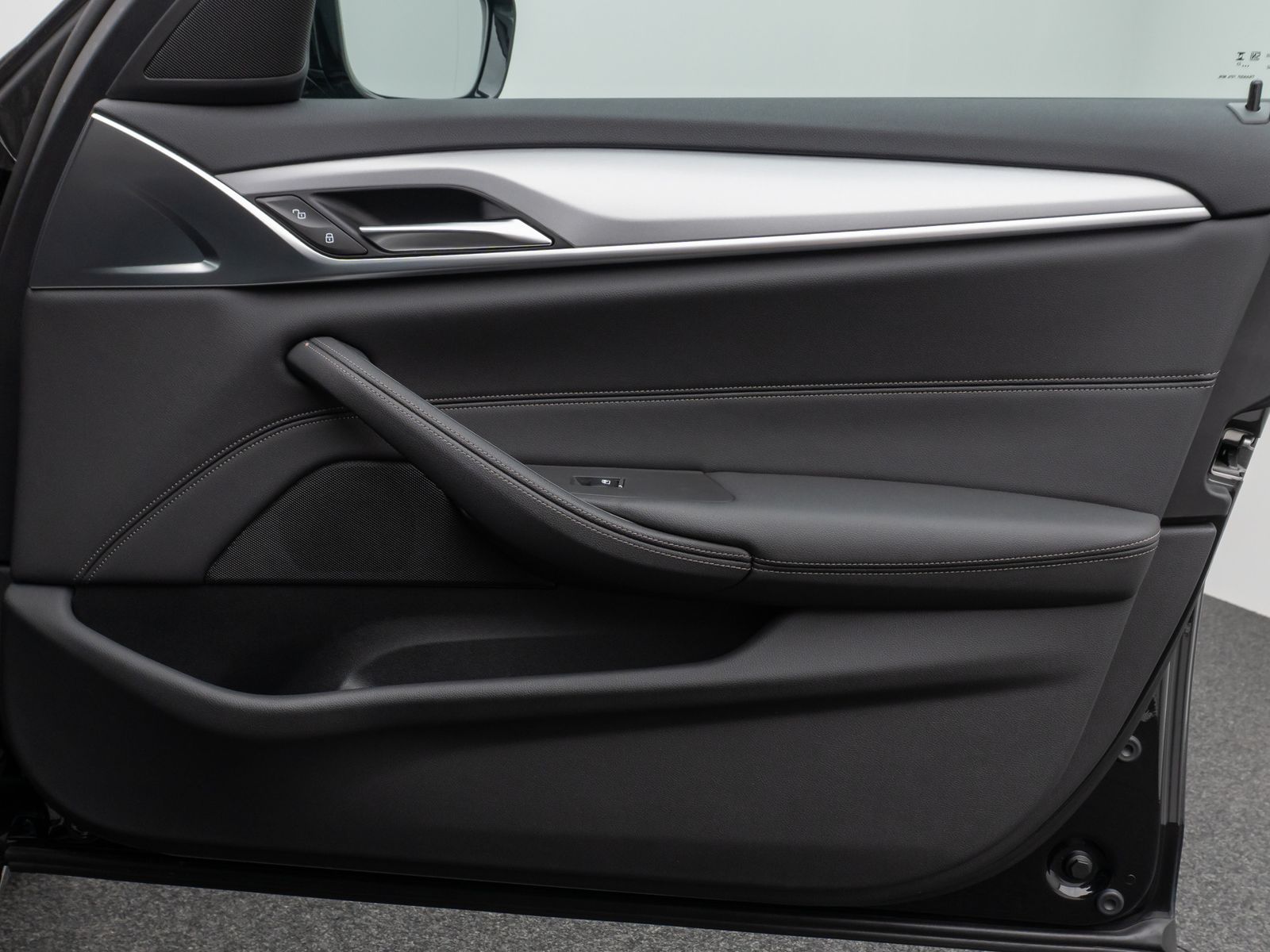 Fahrzeugabbildung BMW 530e Panorama DAB HiFi CockPitPro Alarm PDC LED