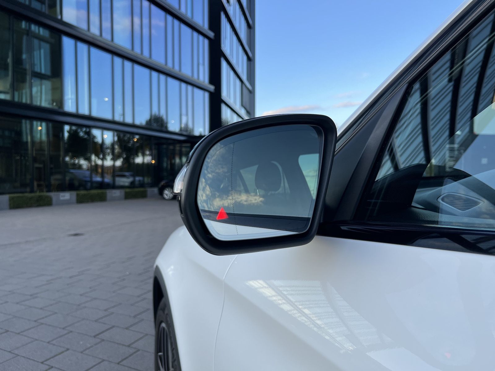 Fahrzeugabbildung Mercedes-Benz GLC 250 4Matic AMG NAVI/LED/AHK/PANO/R-KAMERA