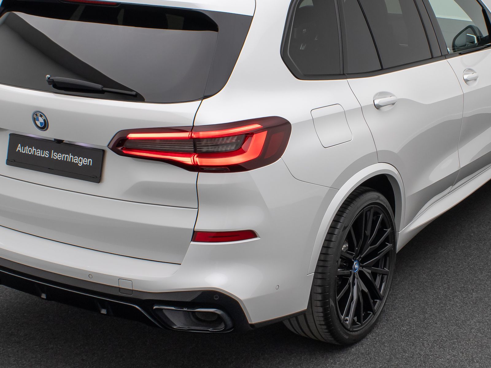 Fahrzeugabbildung BMW X5 xD45e M Sport 360° Laser SoftCl HUD DAB HiFi