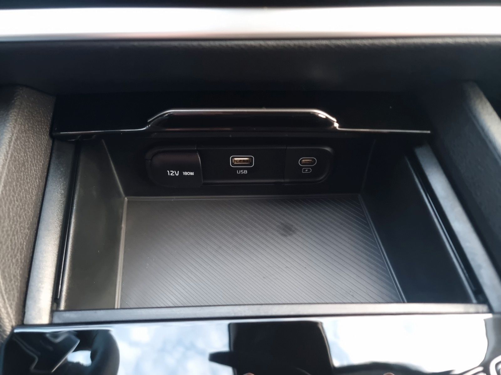 Fahrzeugabbildung Kia SPORTAGE 1.6T 48V 2WD DCT VIS KOM