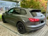 Volkswagen Touareg 3.0 V6 , R-Line, Headup Dis. Anthrazit  - Volkswagen Touareg mit Benzin-Antrieb: Geländewagen, Automatik
