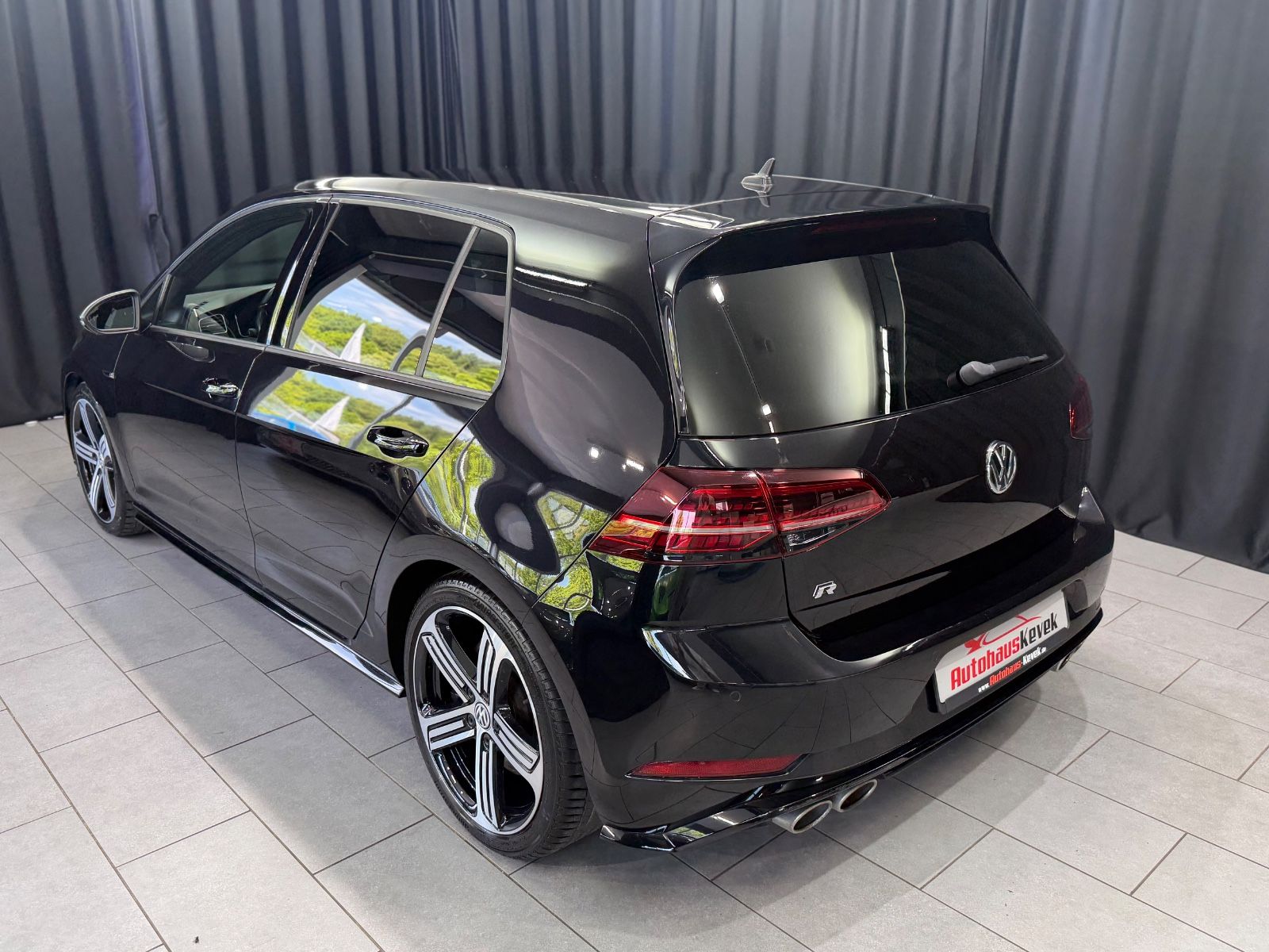 Fahrzeugabbildung Volkswagen Golf VII 2.0 R 4Motion |DSG|VIRTUAL|2.HAND