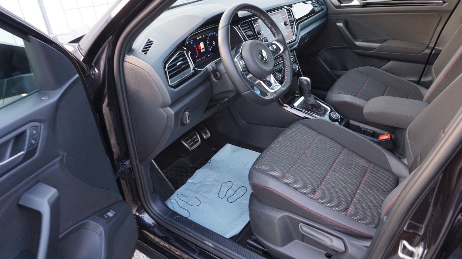 Fahrzeugabbildung Volkswagen T-Roc Sport 4Motion, Kamera, Navi, Pano, Black