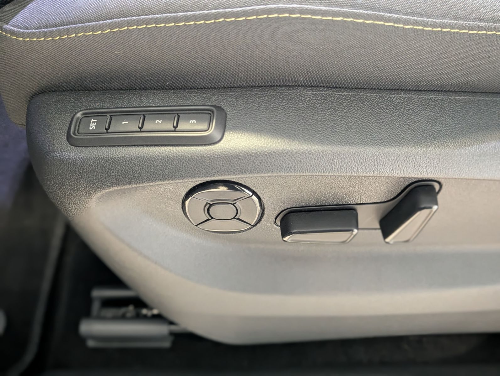 Fahrzeugabbildung SKODA Kodiaq 2.0 4x4 Selectio Pano Matrix StHz AHK 19"