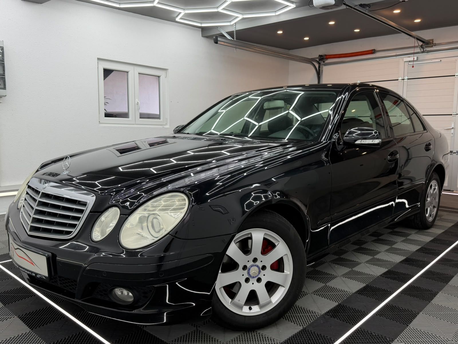 Fahrzeugabbildung Mercedes-Benz E 200 CDI Limousine LEDER/SHZG/TÜV 04.28/
