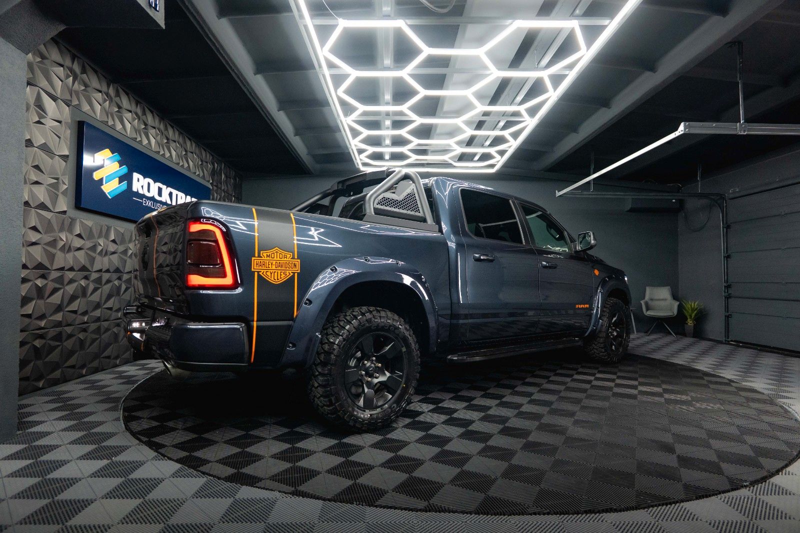 Fahrzeugabbildung Dodge RAM 5.7 V8 HEMI 4x4 OFFROAD Night HarleyDavidson