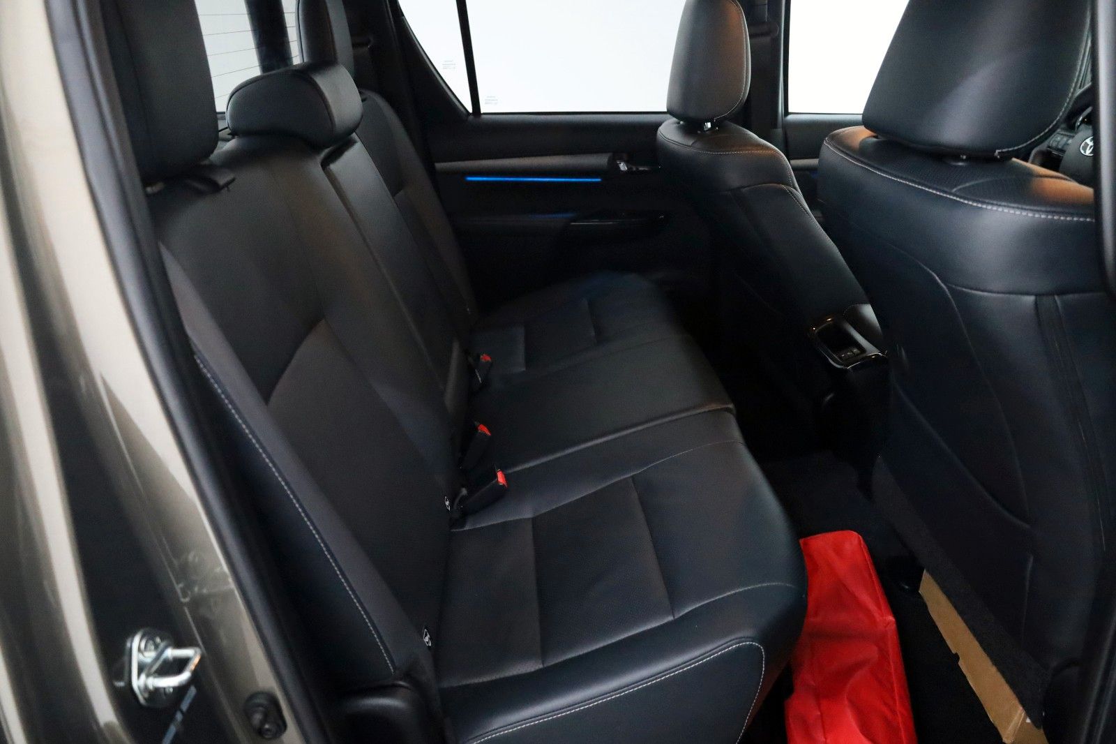 Fahrzeugabbildung Toyota Hilux 2.8 D-4D Invincible,Rollbügel,Rolo,ACC,AHK