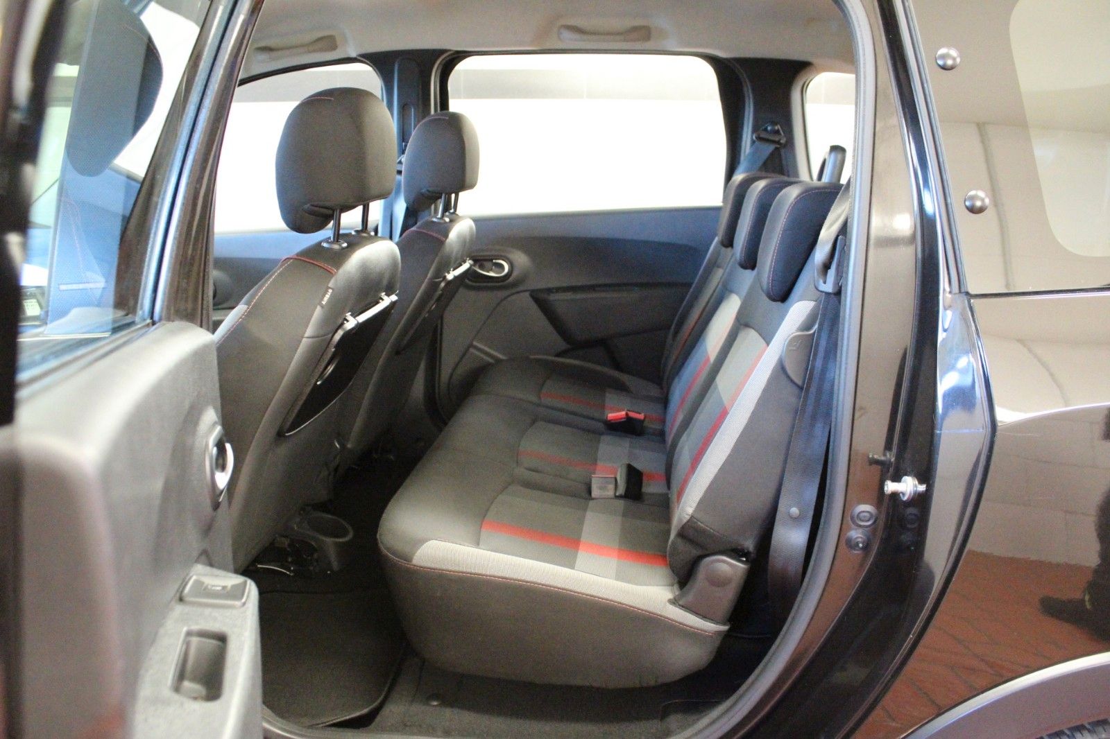 Fahrzeugabbildung Dacia Lodgy TCe 130 Stepway **Navi*7 Sitze*Techroad