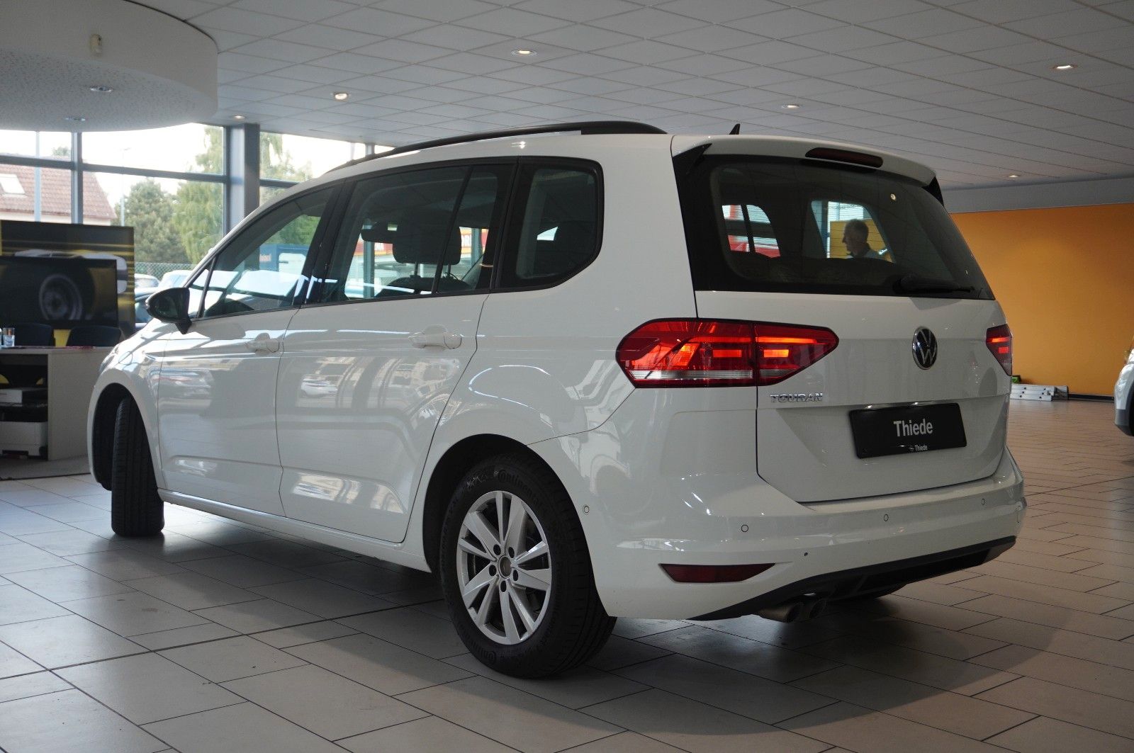 Fahrzeugabbildung Volkswagen Touran 2.0 TDI COMFORTLINE DSG NAVI/SH/ACC/DAB+