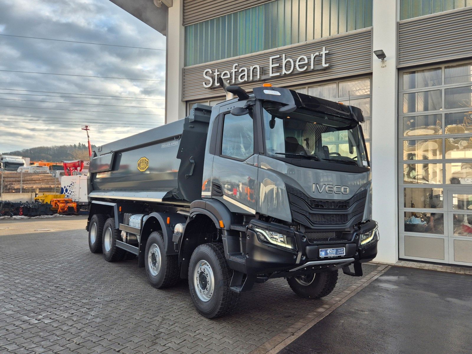Fahrzeugabbildung Iveco AD410T46W 8x8 Hinterkipper Hydr. Klappe