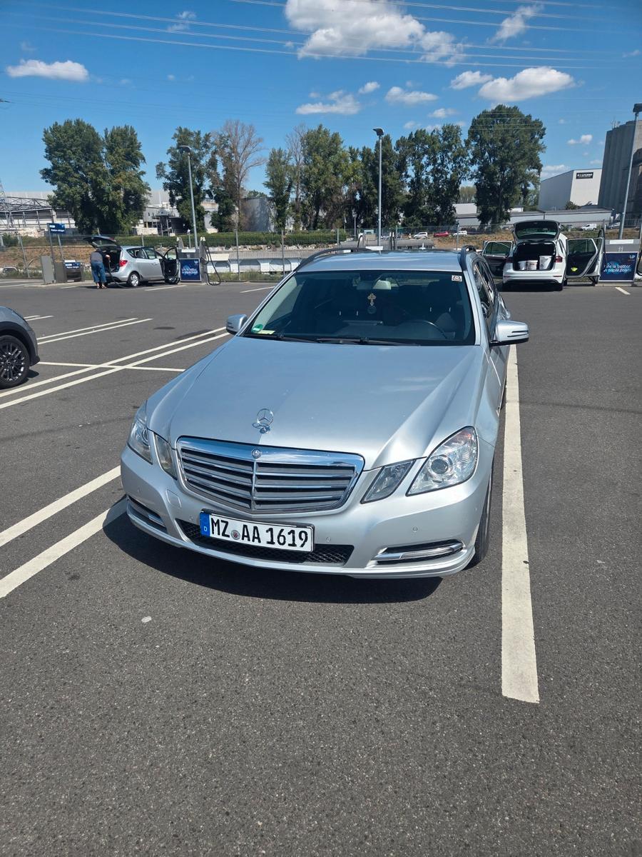 Mercedes-Benz E200 2011 — rear view