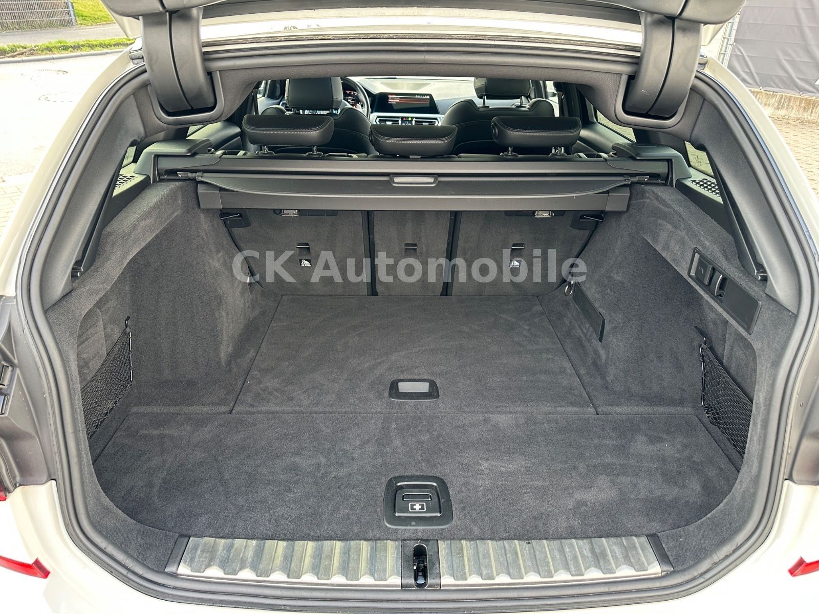 Fahrzeugabbildung BMW M340i Touring xDrive/Navi/HeadUP/Pano/360°