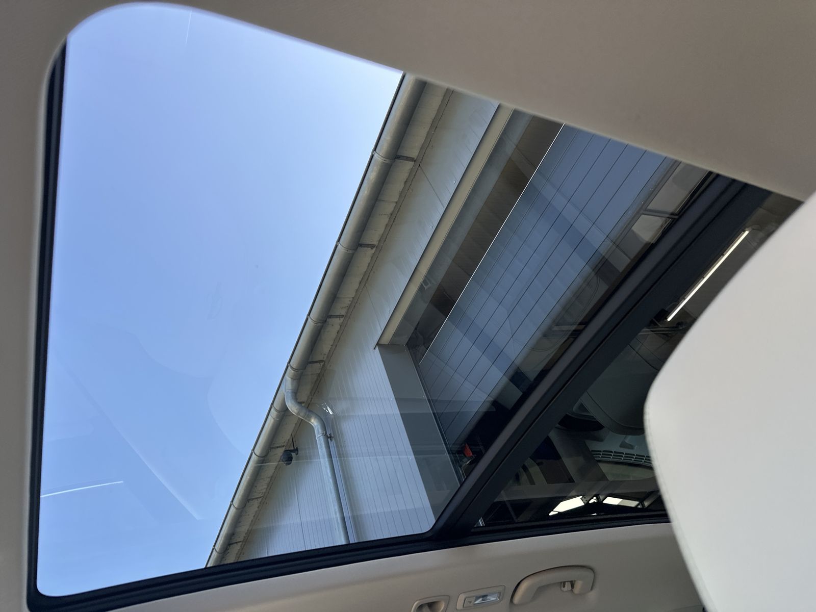 Fahrzeugabbildung SKODA Superb Combi L&K NAV+MATRIX+ACC+PANO+CANTON+DCC