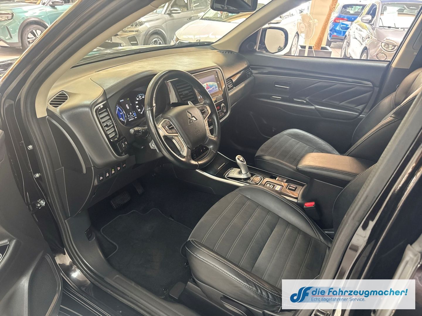 Fahrzeugabbildung Mitsubishi Outlander PHEV Plus 4WD StandHZG LED ACC El. Hec