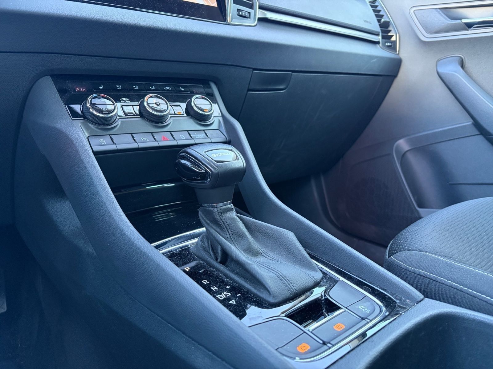 Fahrzeugabbildung SKODA Karoq 1.5 TSI ACT Tour OPF*SHZ*NAVI*Kamera*