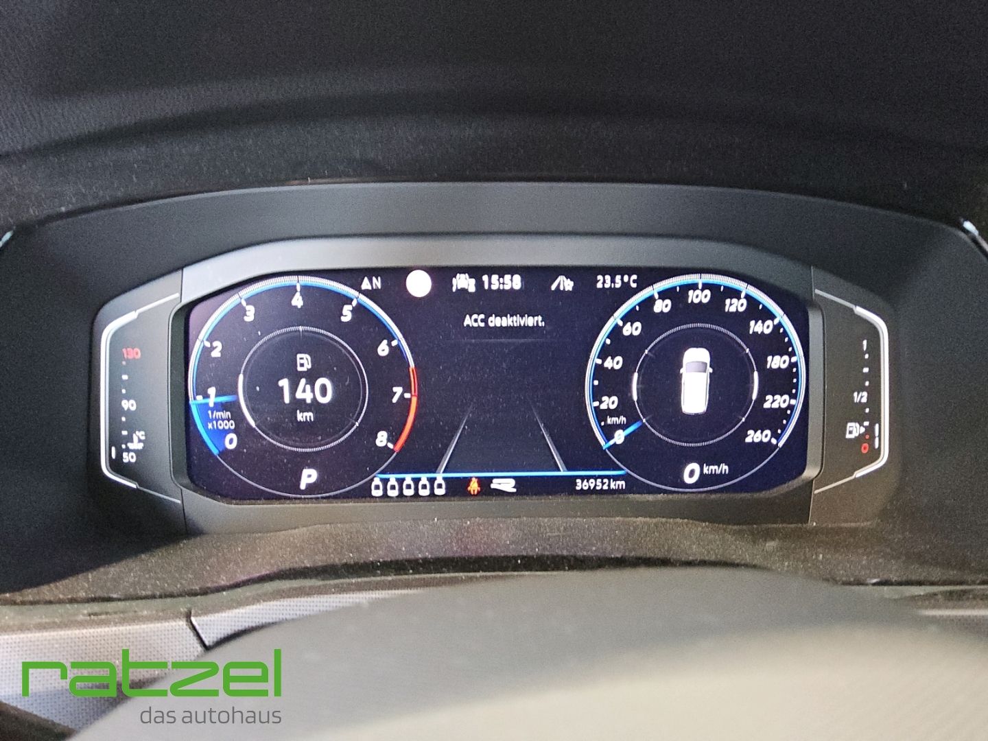 Fahrzeugabbildung Volkswagen Touran Highline 1.5 TSI DSG R-Line Navi LED AHK