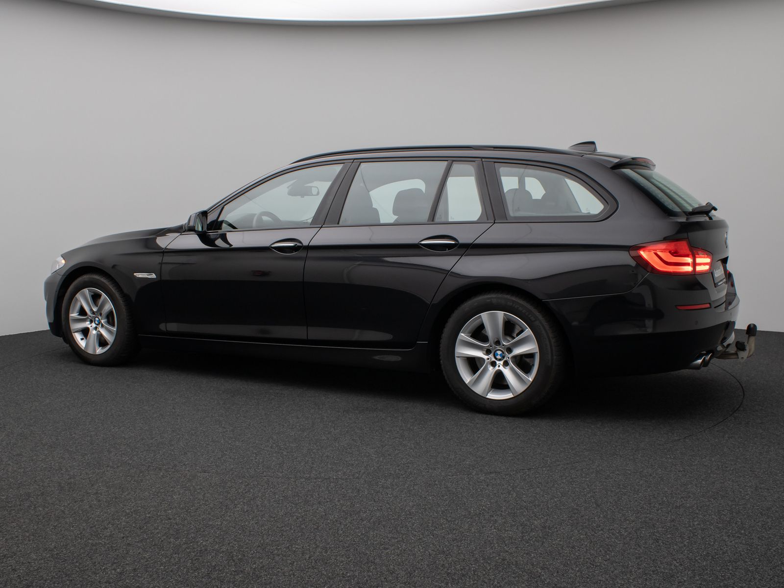 Fahrzeugabbildung BMW 530d HUD HiFi 360°Xenon SoftCl AHK Komfort Sport