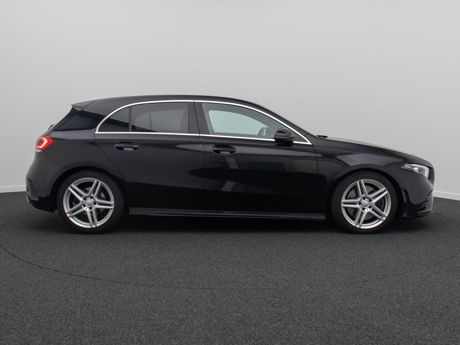 Fahrzeugabbildung Mercedes-Benz A250 AMG Line Kamera AHK Alarm Sportsitz 18Zoll
