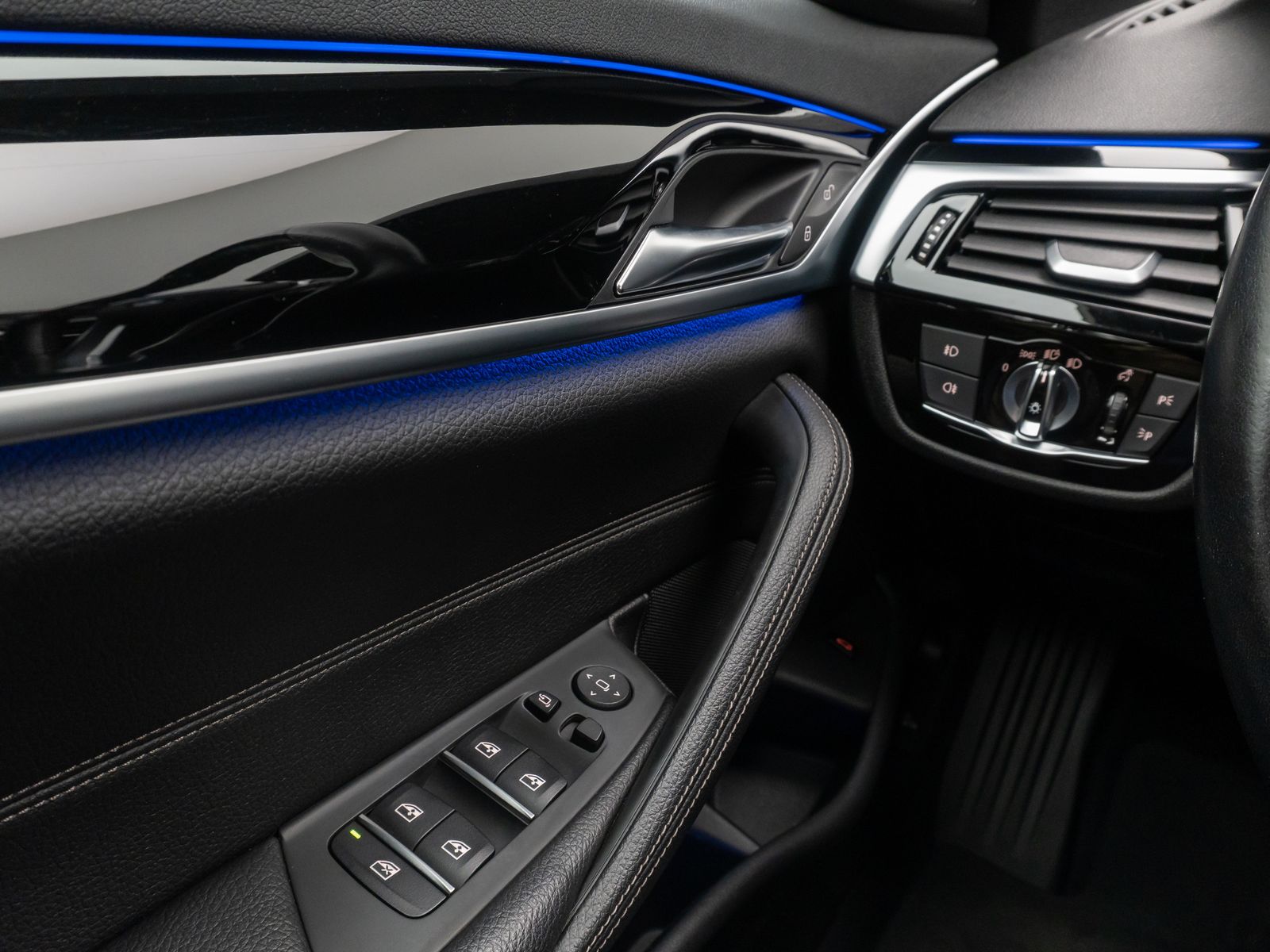 Fahrzeugabbildung BMW 530d Sport Line ACC Kamera HUD HiFi DisplayKey
