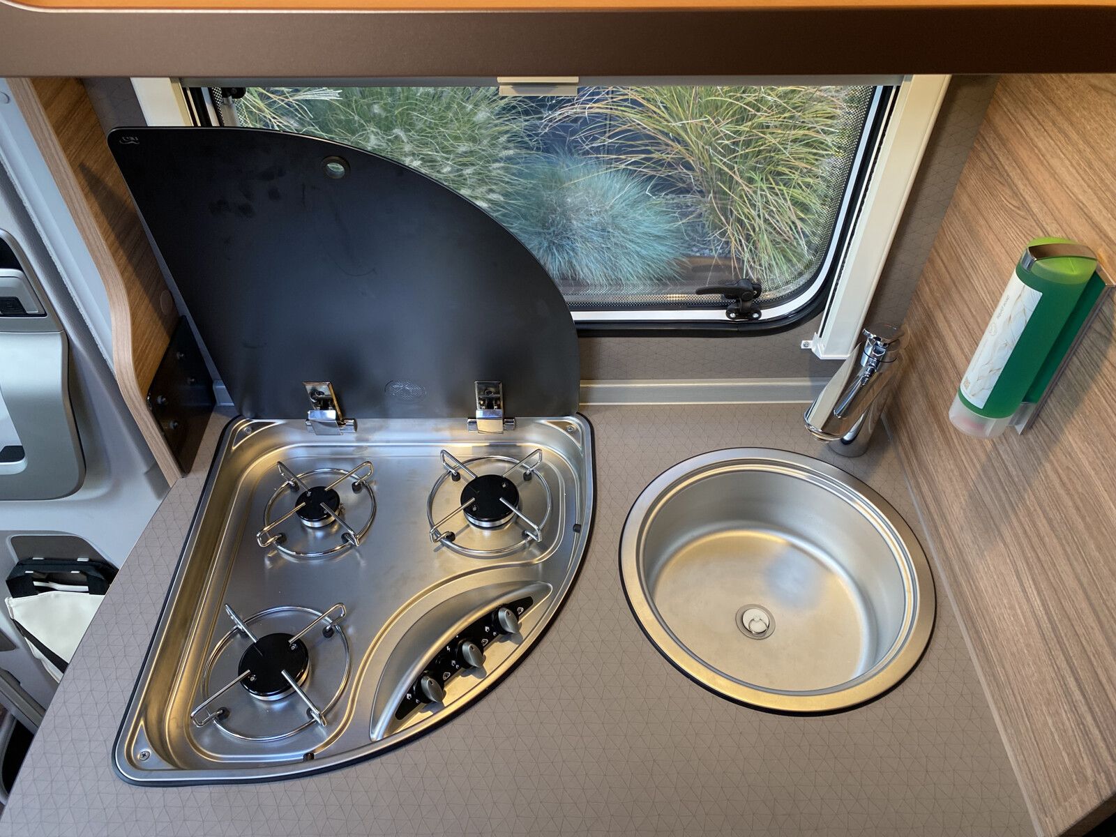 Fahrzeugabbildung Weinsberg CaraCompact EDITION PEPPER 600 MEG Dachklima
