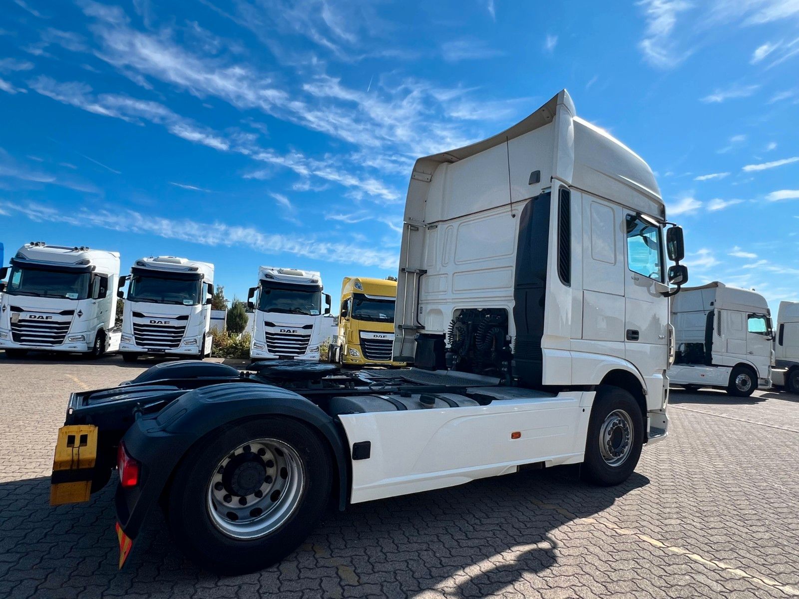 Fahrzeugabbildung DAF 2 Stück XF 530 FT mit Intarder