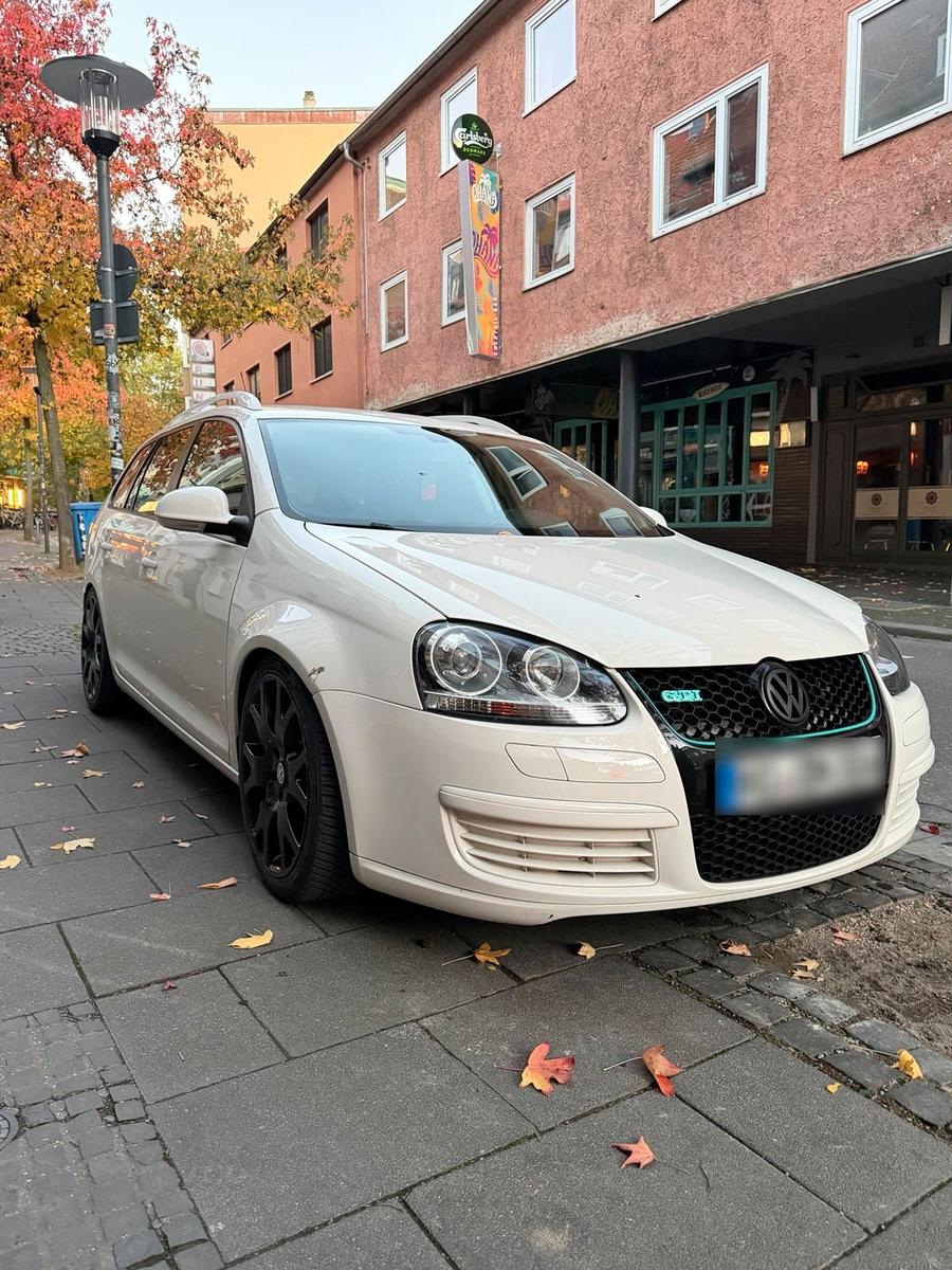 Volkswagen Golf 2009 — салон