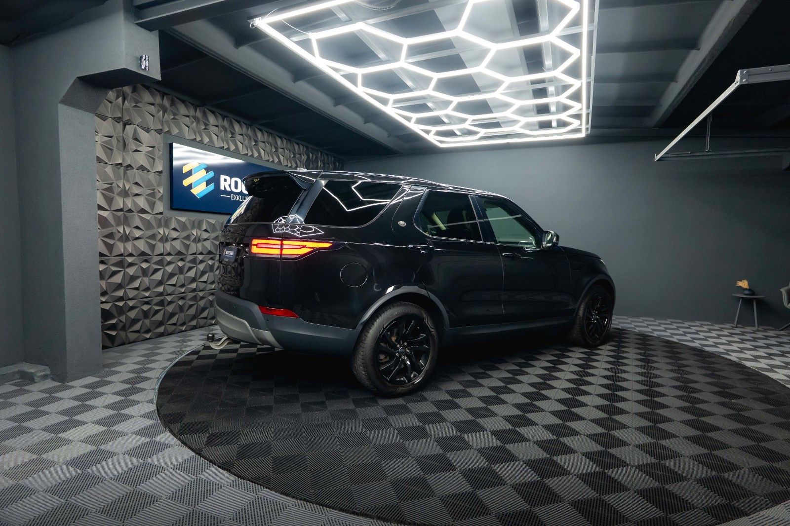 Fahrzeugabbildung Land Rover Discovery 5 2.0 TD SD4 HSE BLACK 4x4 *AHK*LED*