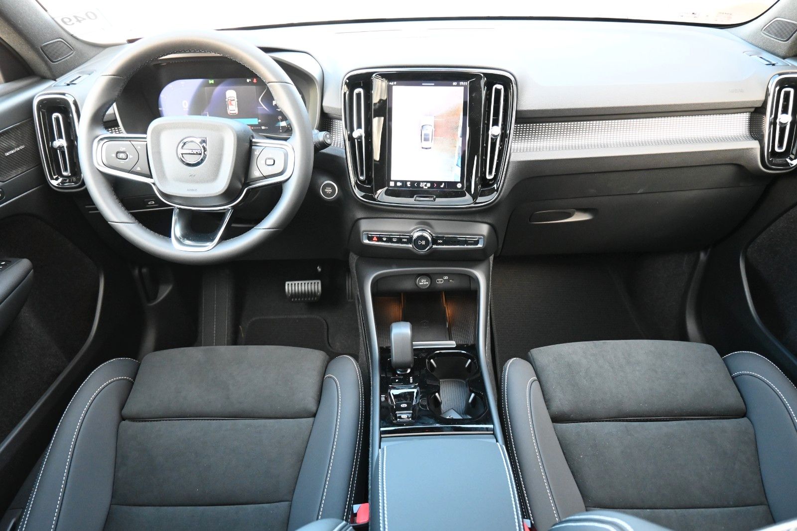 Fahrzeugabbildung Volvo XC40 B3 DKG Plus Dark*FSHZG*Pixel*360°*ACC