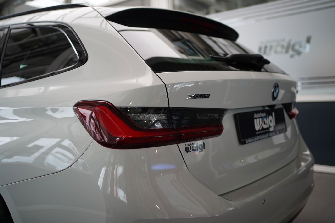 Fahrzeugabbildung BMW 330e xDri Sport Line +HeadUp+Laserlicht+Komfortz