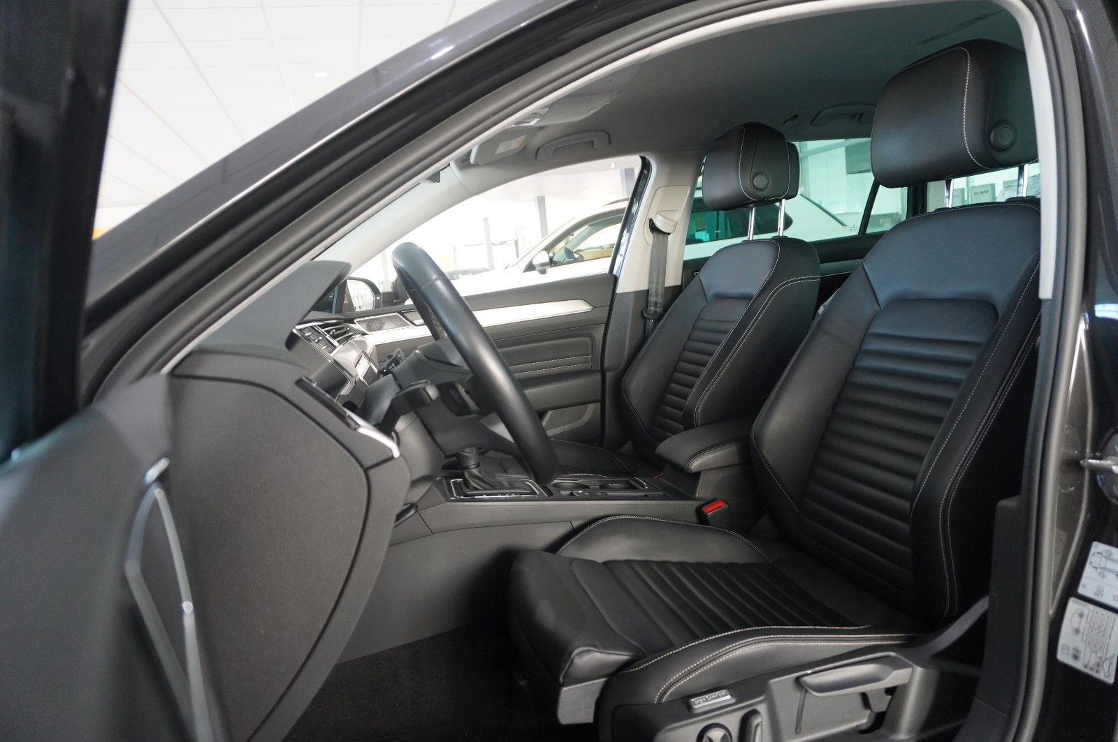 Fahrzeugabbildung Volkswagen Passat Vari. 2.0 TDI R-LINE 4M NAVI/KAMERA/AHK