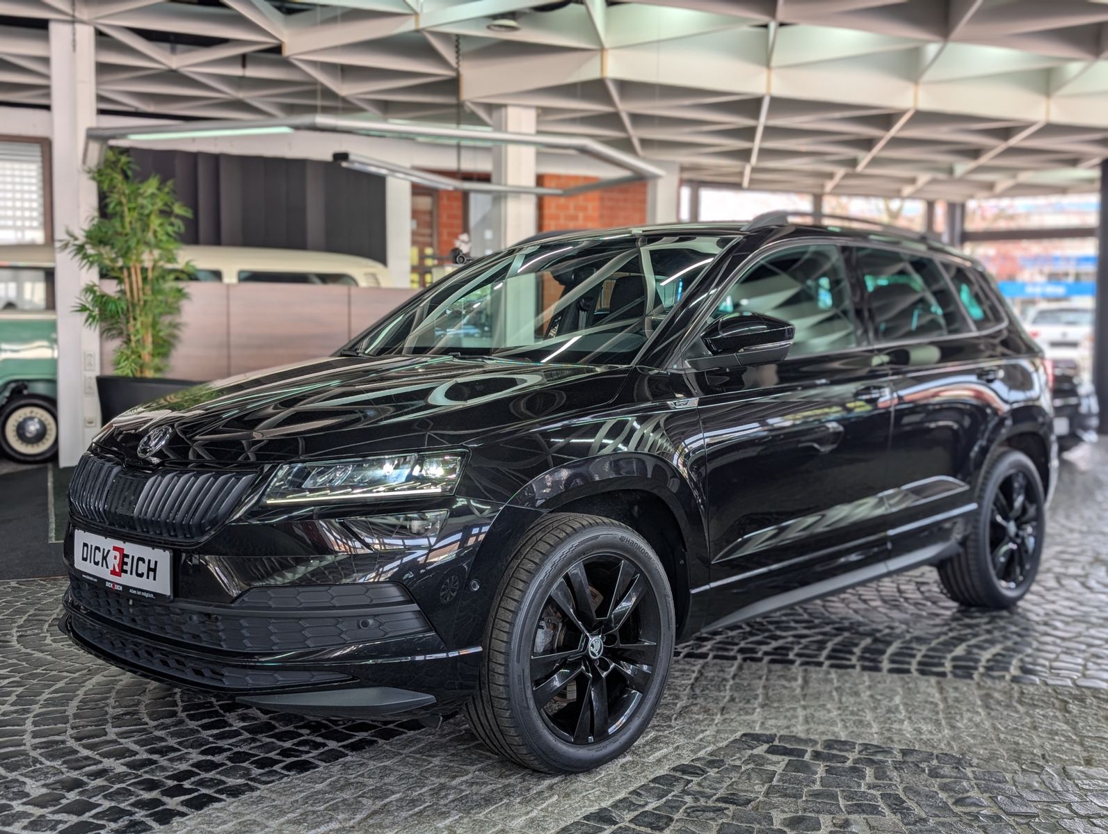 Fahrzeugabbildung SKODA Karoq Sportline 4x4 2.0 TSI ACC APP 4xSHZ AMBI